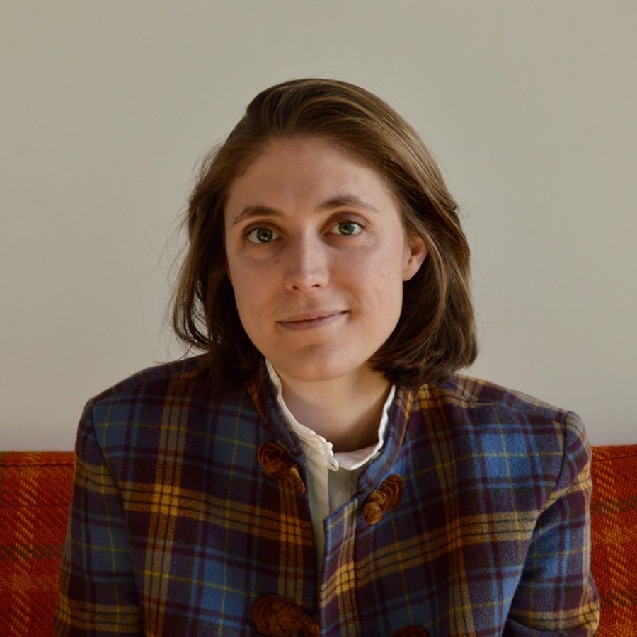 Portrait de la professeure des ateliers