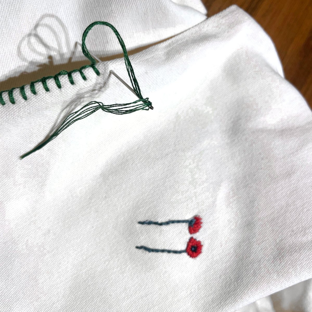 Serviette de table brodée de coquelicots